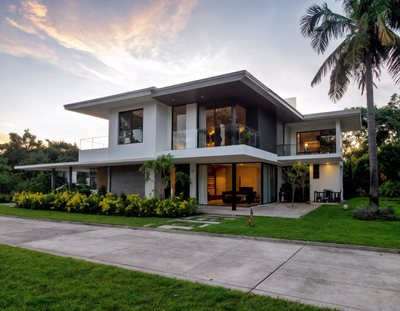 Arquitecto trabajando en planos en Ibagué
